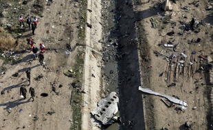 Les enquêteurs et les équipes de secours sur les lieux du crash, le 8 janvier 2020.
