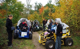 L'association d'aide aux handicapés moteur "Escapade", installée au château de Longchamp dans le Bois de Boulogne à Paris, se trouve depuis lundi en cessation d'activité en raison d'une coupure d'électricité imposée par son bailleur, l'association environnementale WWF (World Wild Fund), a appris l'AFP.