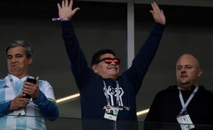 Diego Maradona en tribunes pour encourager l'Argentine.