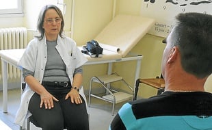 Le patient dialogue avec le médecin pour entrer en hypnose.