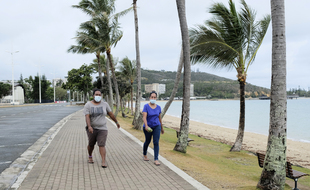 Des femmes marchent dans une rue déserte de Nouméa, en Nouvelle-Calédonie où depuis un confinement est en vigueur depuis le 7 septembre 2021 en raison d'une vague de coronavirus sur l'archipel français.
