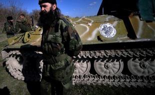 Des Serbes et des Cosaques au sein de forces pro-russes, sur la route entre Simféropol et Sébastopol, en Crimée, le 13 mars 2014