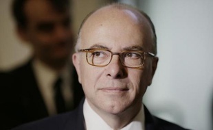 Le ministre de l'Intérieur Bernard Cazeneuve à l'aéroport Roissy-Charles-de-Gaulle près de Paris, le 28 avril 2014