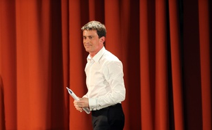 Manuel Valls à Vauvert pendant la campagne des élections départementales, le 27 mars 2015.