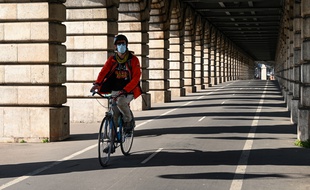 Un cycliste portant un masque à Paris (illustration).