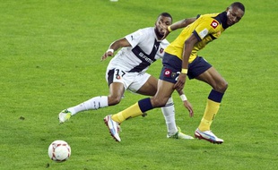 Le milieu de terrain rennais Yann M'Vila (en blanc) face au Sochalien Kalilou Traoré, le 6 octobre 2012 à Sochaux.