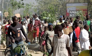 Le Nigeria est entré mardi dans le deuxième jour d'une grève générale illimitée lancée pour protester contre la hausse du prix des carburants et au cours de laquelle six personnes ont trouvé la mort lundi.