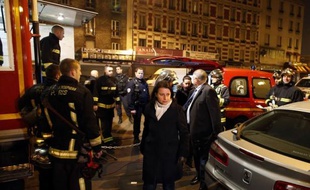 Trois personnes ont été tuées et 13 blessées, dont quatre très grièvement, samedi soir dans l'incendie d'un immeuble d'Aubervilliers, en Seine-Saint-Denis, dont des résidents affirment qu'il était squatté et insalubre.
