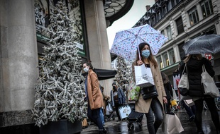 Des Françaises et des Français effectuant leurs derniers achats de Noël, le 24 décembre 2020 (image d'illustration).