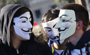 Des manifestants arborent des masques Anonymous à Romes le 14 novembre 2014.