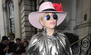 Lady Gaga sort de son hôtel à Londres
