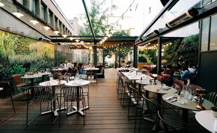 La terrasse de la crêperie La Fabrique fait de la place au végétal.
