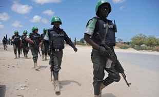Des soldats de l'Amisom patrouillent à Mogadiscio, le 12 avril 2015