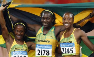 Les sprinteuses jamaïcaines médaillées aux JO de Pékin lors de la finale du 100m. De gauche à droite, Shelly-Ann Fraser (or), Kerron Stewart (bronze) et Sherone Simpson (argent).
