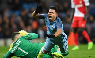 Sergio Agüero s'écroule lors du match entre Manchester City et Monaco le 21 février 2017.