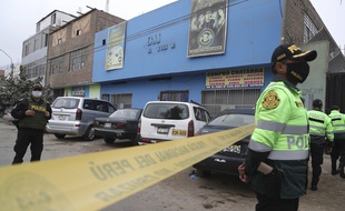 Des policiers péruviens devant la discothèque Tomas Restobar, à Lima le 23 août 2020.