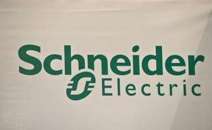 Schneider Electric a annoncé mardi un chiffre d'affaires en baisse de près de 4% au premier trimestre, inférieur aux attentes et plombé par l'Europe du Sud, mais la Bourse a salué le maintien des objectifs du groupe français de matériel électrique.