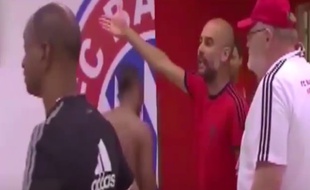 Pep Guardiola, entraîneur du Bayern Munich, s'énerve contre Nigel De Jong, le milieu de terrain du Milan AC, le 4 août 2015.