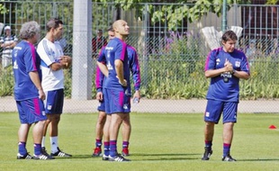 Après trois jours passés à Tola-Vologe, Robert Duverne (à d.) et le staff de l'OL vont prendre de la hauteur en Autriche