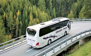 Un autocar sur une route de montagne (illustration).