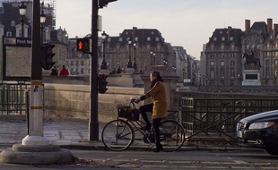 Une cycliste sans casque à Paris.