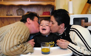 Evelyne, Baptiste et Marie-Hélène mère biologique et mère adoptive de Baptiste, 27 mois, à Clermont-Ferrand, le 8 mars 2006.