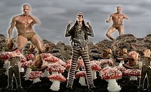 Jason Statham dans le clip de The Shamen
