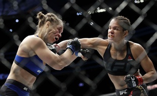Ronda Rousey et Amanda Nunes, le 30 décembre 2016 à Las Vegas.