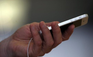 Les entreprises, qui peinent déjà à protéger leur système informatique contre les cyberattaques, font face à l'utilisation exponentielle par leurs salariés de smartphones et tablettes personnels pour travailler, un nouveau casse-tête sécuritaire, selon les experts du secteur.