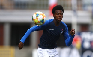 Isaac Lihadji sous le maillot de l'équipe de France des moins de 17 ans, en mai 2019.