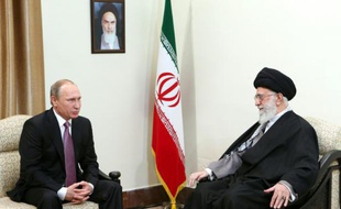 Le président russe Vladimir Poutine rencontre le 23 novembre 2015 à Téhéran le guide suprême Ali Khamenei pour évoquer le conflit en Syrie