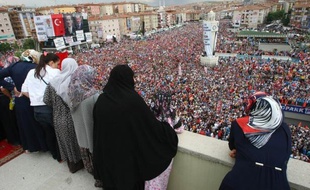 Des dizaines de milliers de personnes étaient réunies dimanche à Istanbul pour soutenir le Premier ministre Recep Tayyip Erdogan, sur fond d'affrontements sporadiques en ville au lendemain de l'évacuation par la force du dernier bastion des manifestants.