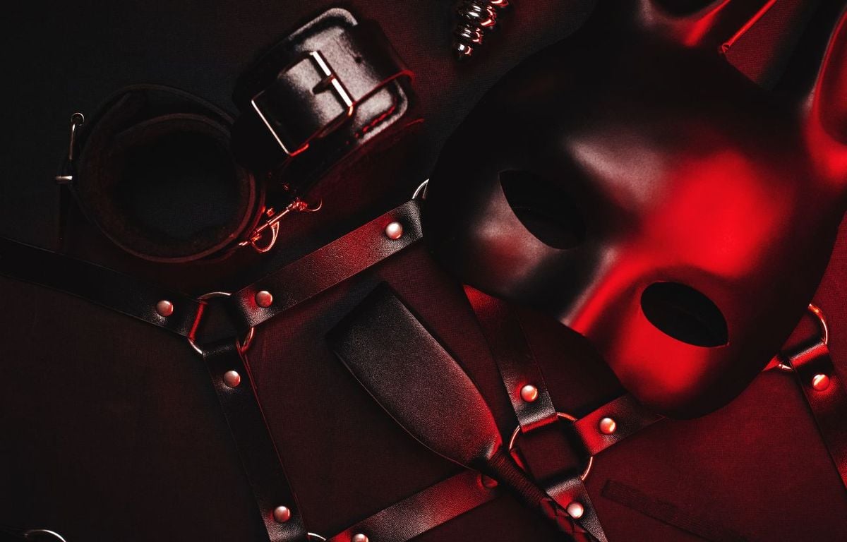 « Il était tenu en laisse, quasiment nu, et m'a dit woof woof ! »... Jérémie raconte sa première fois en soirée BDSM