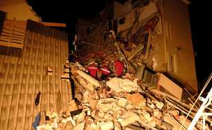 Les pompiers tentent de porter secours aux victimes après l'effondrement d'un immeuble à Sanary-sur-Mer