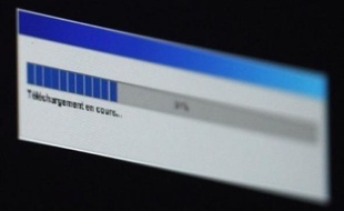 La contestation monte face au projet de loi réprimant le piratage des oeuvres culturelles sur internet: des acteurs de l'économie numérique ont réclamé un moratoire tandis que des associations de consommateurs et d'internautes protestent à la veille de son examen par les députés.