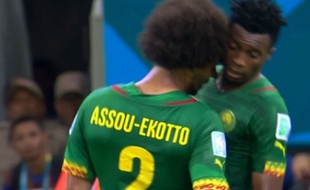Capture d'écran du coup de tête d'Assou Ekoto sur Moukandjo, le 18 juin 2014