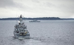 Un chasseur de mines patrouille dans les eaux de la Baltique près de Stockholm le 19 octobre 2014