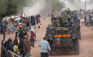 Soldats français et maliens sont entrés lundi dans la cité historique de Tombouctou, sans combattre et sous les vivats des habitants, après des mois d'occupation par des insurgés islamistes qui ont brûlé un bâtiment contenant de précieux manuscrits antiques avant de prendre la fuite.