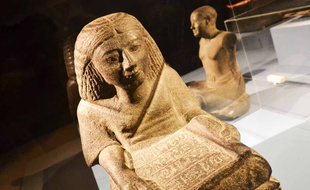 Une statue de scribe.