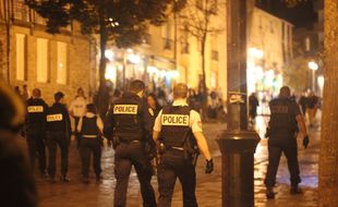 Des policiers interviennent dans un bar de la place des Lices, à Rennes.