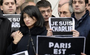 Jeannette Bougrab, la compagne de Charb, devant l'Hôtel de ville de Paris après la cérémonie lors de laquelle Charlie Hebdo a été fait citoyen d'honneur