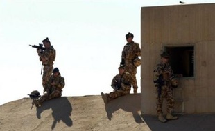 Un groupe rebelle armé a menacé de tuer l'un des cinq otages britanniques enlevés en mai en Irak si la Grande-Bretagne ne se retire pas de ce pays, dans une vidéo diffusée mardi par la chaîne Al-Arabiya.
