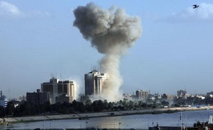 Plusieurs mètres de fumée ont rempli le ciel de Bagdad, après trois énormes explosion, lundi 25 janvier 2010.