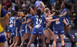 La joie des Françaises après leur victoire face à la Suède en demi-finale du Mondial de handball, le 15 décembre 2017.