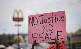 "Sans justice, pas de paix" peut-on lire sur la pancarte d'une manifestante à Ferguson (Missouri), le 19 août 2014