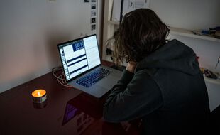 Un étudiant devant son ordinateur portable