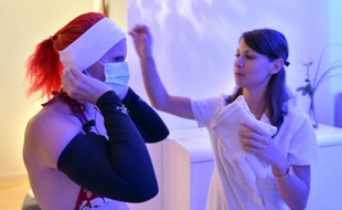 Une femme s'apprête à entrer dans une cabine de "cryothérapie corps entier", à Rennes, le 25 juin 2015