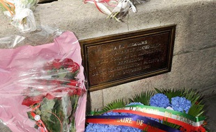 La plaque commémorative en souvenir de la répression sanglante du 17 octobre 1961 au Pont Saint Michel, à Paris (6e) le 17 octobre 2011