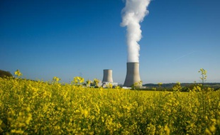 Les deux tours de refroidissement de la centrale nucléaire de Civaux, dans le centre de la France, le 25 avril 2016