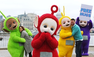 Les Télétubbies sont des adeptes de «Free Hugs», ces câlins gratuits. Même pour les adultes, oui.